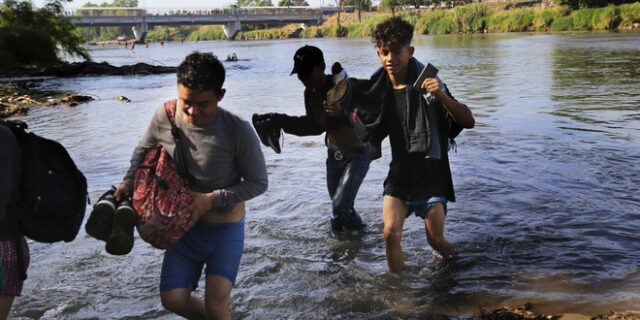 Ιταλία: Επετράπη στο Ocean Viking να ελλιμενιστεί στο Ποτσάλο για να αποβιβάσει 39 μετανάστες