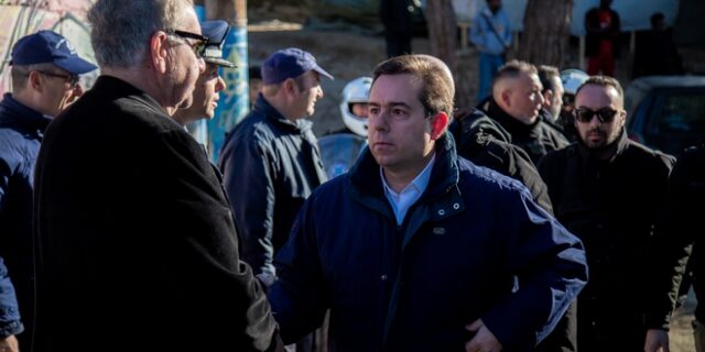 Μηταράκης: Περιορισμός των ροών και αποσυμφόρηση των νησιών