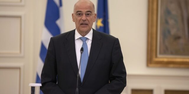 Ο Δένδιας ενημερώνει τα κόμματα για το μεταναστευτικό