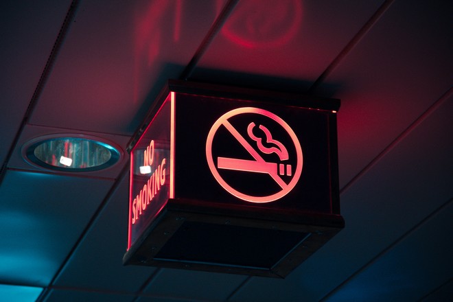 Αντικαπνιστικός νόμος: Γιατροί και προσωπικό πιάστηκαν να καπνίζουν σε νοσοκομεία