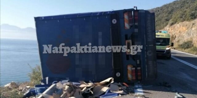 Ναύπακτος: Νταλίκα κρεμάστηκε πάνω απο γκρεμό