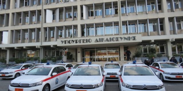 Παράδοση οχημάτων για τις ανάγκες μεταγωγών και φύλαξης των φυλακών