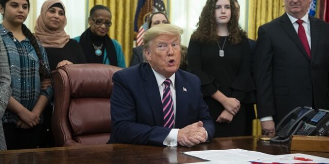 Παραπομπή Τραμπ: Ο εφιάλτης του Κλίντον στο πλευρό του προέδρου