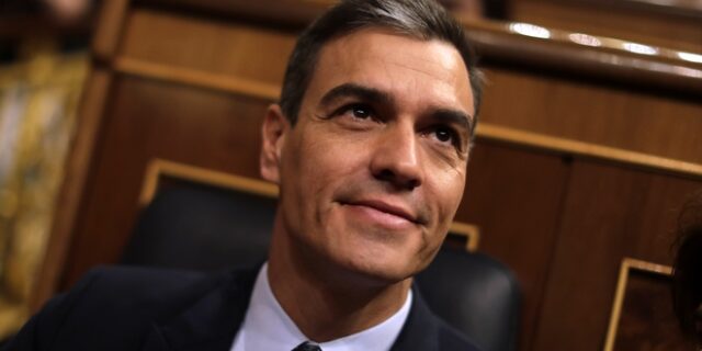 Ισπανία: ERC και Podemos στηρίζουν δια της αποχής μια Κυβέρνηση Σοσιαλιστών