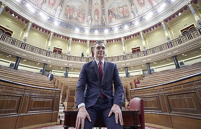 Ισπανία: Ορκίστηκε με πολιτικό όρκο πρωθυπουργός ο Σάντσεθ