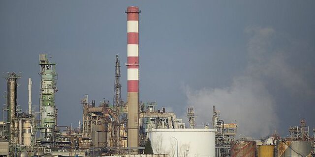 Μέση Ανατολή: Υποχωρούν οι τιμές του πετρελαίου παγκοσμίως