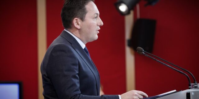 Πέτσας: Στο τραπέζι με τους θεσμούς και η “γέφυρα πλεονασμάτων”