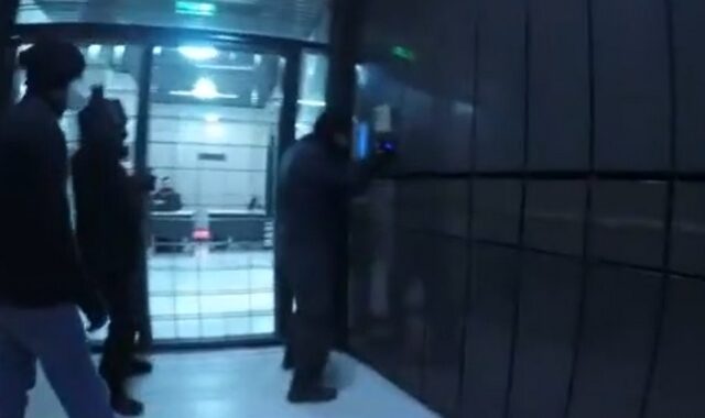 Ρουβίκωνας: Επίθεση σε γραφεία εφημερίδων – Ήξεραν τον κωδικό του κτιρίου