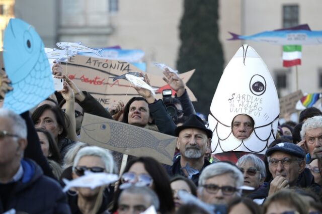 Ιταλία: Χιλιάδες “σαρδέλες” φώναξαν κατά του Σαλβίνι και του φασισμού