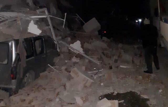 Σεισμός στην Τουρκία: Η στιγμή της πανίσχυρης δόνησης – Οι πρώτες εικόνες μετά τα 6,8 Ρίχτερ
