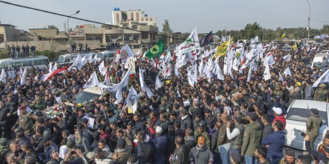 Δολοφονία Σουλεϊμανί: “Θάνατος στην Αμερική” φώναζαν χιλιάδες υποστηρικτές του στην κηδεία