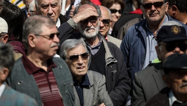 Πηγές ΣΥΡΙΖΑ: Έρχονται αυξήσεις στις εισφορές και μείωση εισοδήματος για 9 στους 10 ασφαλισμένους και συνταξιούχους