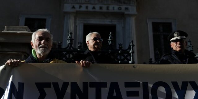 Συντάξεις: Στο ΣτΕ αναδρομικά και δώρο – Μαραθώνια συνεδρίαση σε κλίμα έντασης