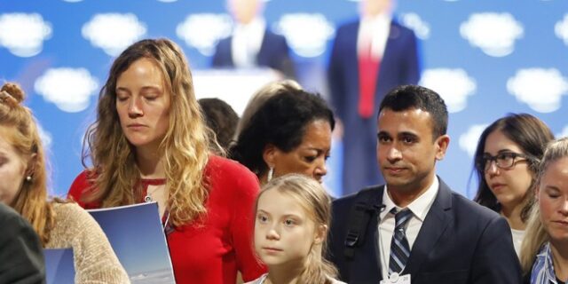 Ο Τραμπ κατήγγειλε τους “προφήτες της δυστυχίας” μπροστά στην Τούνμπεργκ