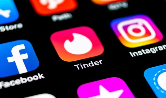 Το Tinder έχει τη λύση για να μην πηγαίνετε ασυνόδευτοι σε γάμους