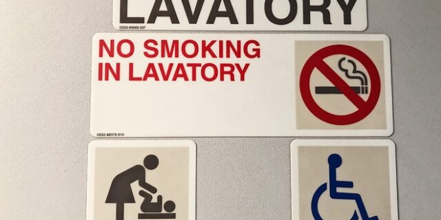 Θεσσαλονίκη: Χειροπέδες σε επιβάτη που κάπνιζε σε τουαλέτα αεροσκάφους