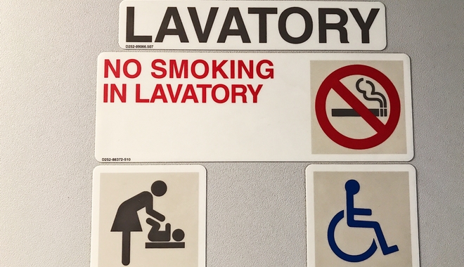 Θεσσαλονίκη: Χειροπέδες σε επιβάτη που κάπνιζε σε τουαλέτα αεροσκάφους