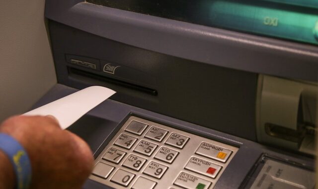 Αποζημίωση από τράπεζα σε ηλικιωμένη – Της έστειλαν κάρτα με ταχυδρομείο και την έκλεψαν επιτήδειοι