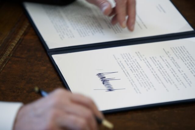 ΗΠΑ: Ο Τραμπ υπογράφει νέα συμφωνία για το εμπόριο με Καναδά και Μεξικό