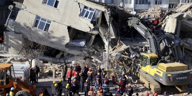 Σεισμός στην Τουρκία: Αγωνία στα χαλάσματα για τυχόν επιζώντες- Μακραίνει η λίστα των νεκρών