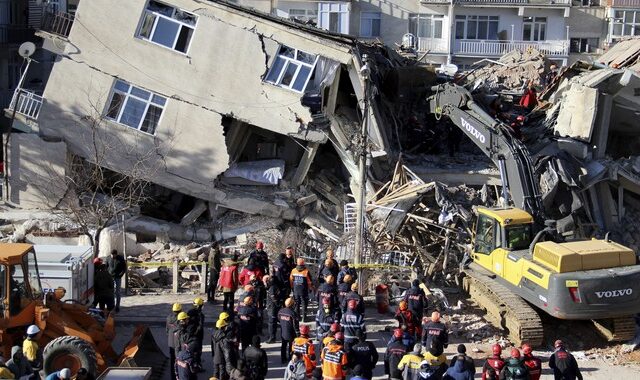 Σεισμός στην Τουρκία: Αγωνία στα χαλάσματα για τυχόν επιζώντες- Μακραίνει η λίστα των νεκρών
