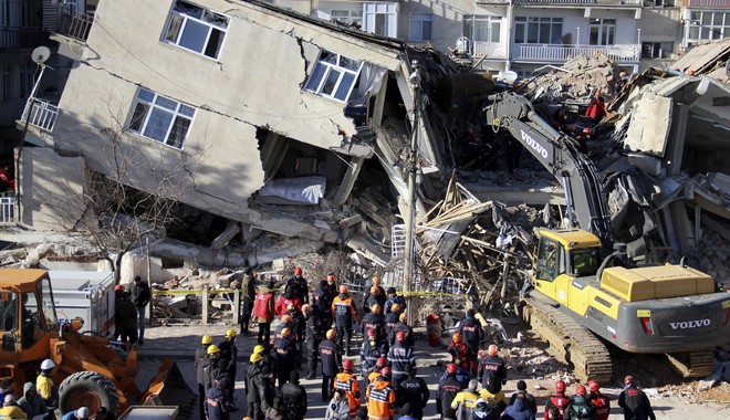 Σεισμός στην Τουρκία: Αγωνία στα χαλάσματα για τυχόν επιζώντες- Μακραίνει η λίστα των νεκρών