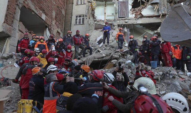 Σεισμός στην Τουρκία: 31 νεκροί – Μάχη με τον χρόνο για τον εντοπισμό επιζώντων