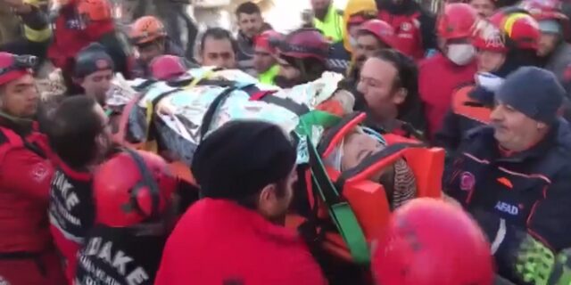 Σεισμός στην Τουρκία: Δραματική διάσωση γυναίκας 17 ώρες μετά