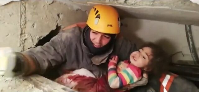 Σεισμός στην Τουρκία: Μάνα και κόρη σώθηκαν από τα συντρίμμια 24 ώρες μετά