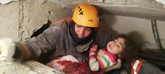 Σεισμός στην Τουρκία: Μάνα και κόρη σώθηκαν από τα συντρίμμια 24 ώρες μετά