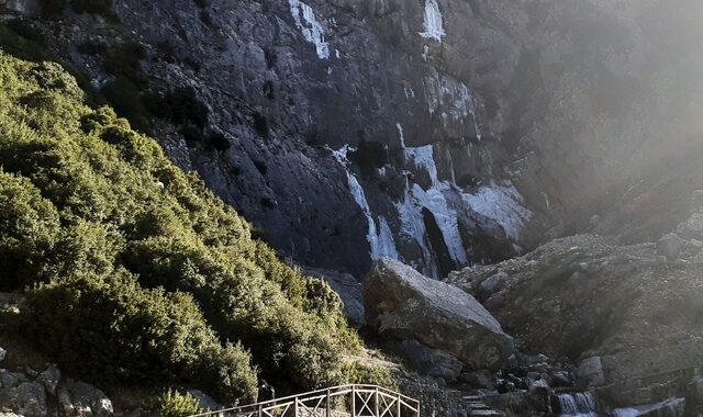 Πάγωσαν οι δίδυμοι καταρράκτες στα Κεντρικά Τζουμέρκα