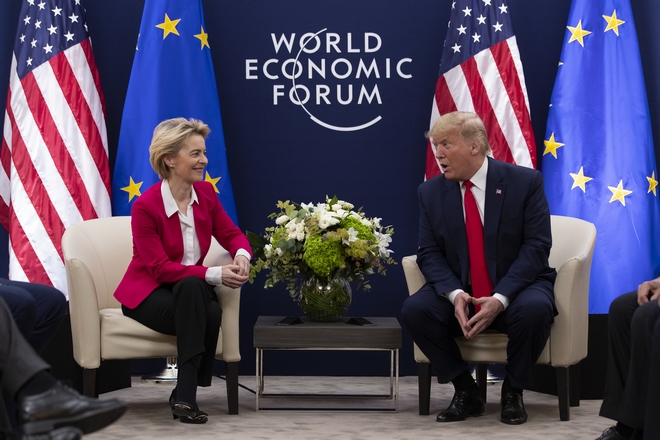 Νταβός: “Χαραμάδα” εμπορικής συμφωνίας ΗΠΑ-ΕΕ μετά τη συνάντηση Τραμπ – φον ντερ Λάιεν