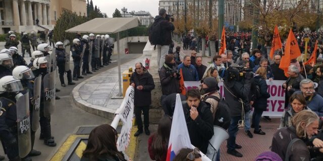 Στην πλαϊνή είσοδο της Βουλής εκπαιδευτικοί και φοιτητές