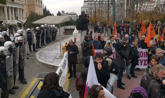 Στην πλαϊνή είσοδο της Βουλής εκπαιδευτικοί και φοιτητές