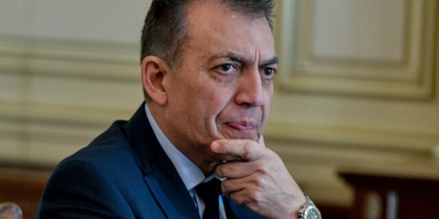 Βρούτσης: Εκπαιδευτικό επίδομα 600 ευρώ – Άλλα 800 ευρώ αποζημίωση από τον Μάιο