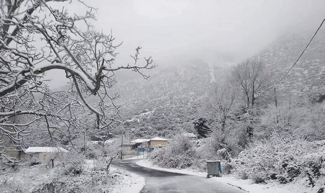 Χιονίζει σε ορεινές περιοχές της Λάρισας