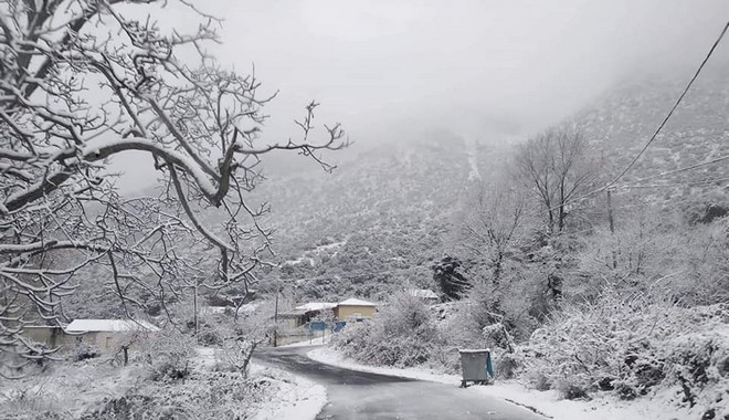 Χιονίζει σε ορεινές περιοχές της Λάρισας