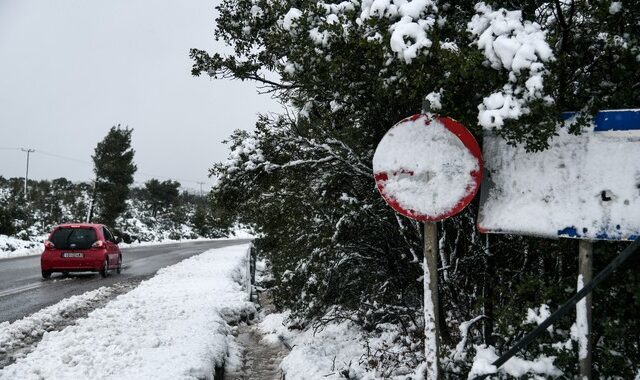 Κακοκαιρία εξπρές: Χιονοπτώσεις, ισχυροί άνεμοι και προβλήματα- Απαγορευτικό απόπλου, κλειστοί δρόμοι
