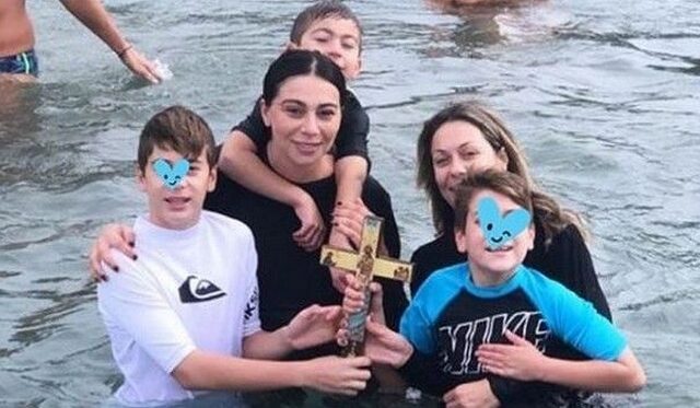 Η Ολυμπία Χοψονίδου και οι γιοι της βούτηξαν για τον Σταυρό