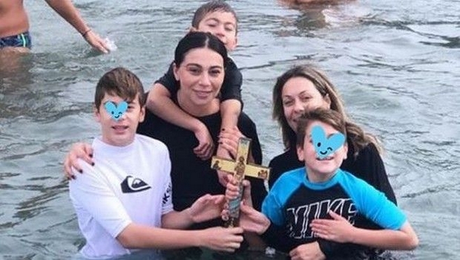 Η Ολυμπία Χοψονίδου και οι γιοι της βούτηξαν για τον Σταυρό