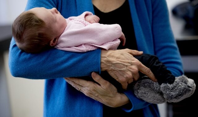 Επίδομα γέννησης: Ψηφίζεται την Τρίτη το νομοσχέδιο για το βοήθημα 2.000 ευρώ