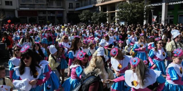 Πλημμύρισε η Πάτρα από χιλιάδες μικρούς καρναβαλιστές