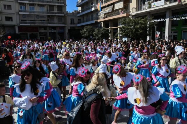 Πλημμύρισε η Πάτρα από χιλιάδες μικρούς καρναβαλιστές