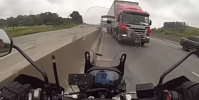 “Αν σταματούσα θα πέθαινα”: Μοτοσικλετιστής ανάποδα σε λεωφόρο για να σωθεί από τις σφαίρες