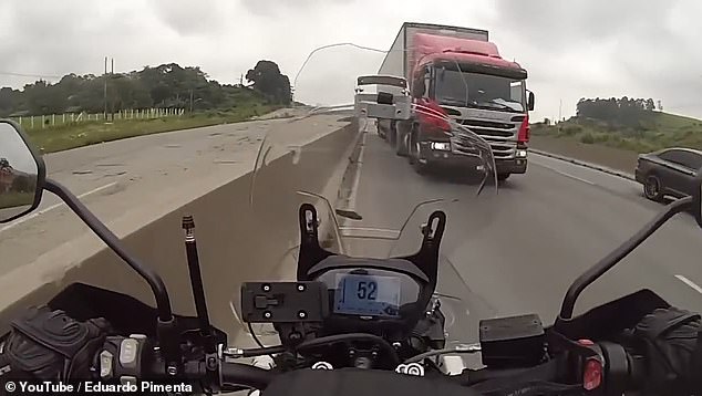 “Αν σταματούσα θα πέθαινα”: Μοτοσικλετιστής ανάποδα σε λεωφόρο για να σωθεί από τις σφαίρες