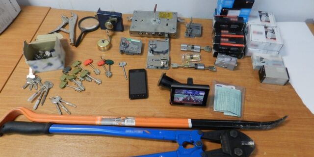 Εξαρθρώθηκαν σπείρες που άνοιγαν αυτοκίνητα και σπίτια με αντικλείδια