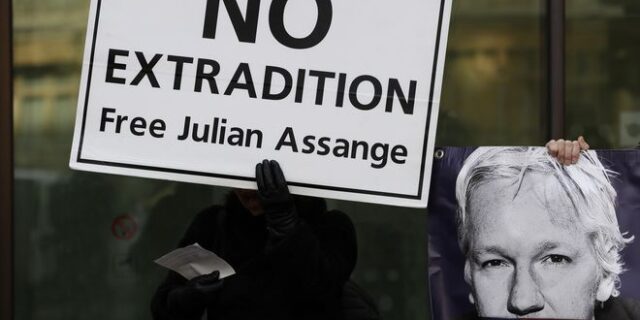 Τον Τζούλιαν Ασάνζ επισκέφθηκε στη φυλακή ο Γιάνης Βαρουφάκης