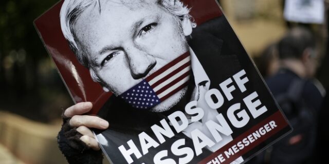 Ξεκίνησε η δίκη του Ασάνζ: “Υπερβολικός” ο ισχυρισμός ότι θα επιβληθεί ποινή 170 ετών