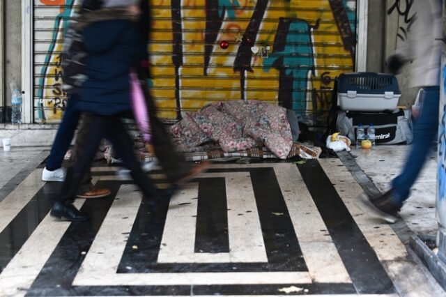 Διπλασιάστηκαν οι βάρδιες του streetwork για τους άστεγους στην Αθήνα