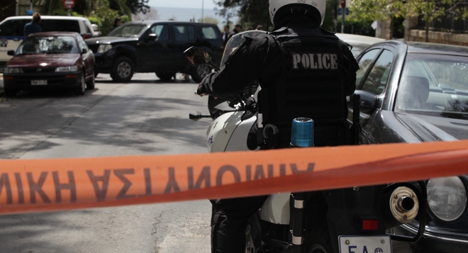 Σύλληψη ληστή στον Πειραιά – Είχε χτυπήσει 13 καταστήματα